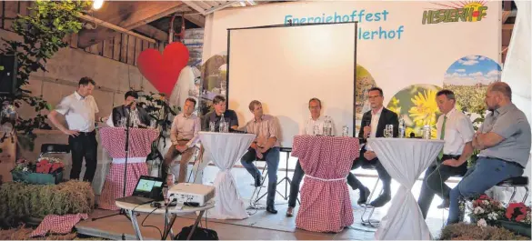  ?? FOTO: JAN RIEKEN ?? Blick auf das hochkaräti­g besetzte Podium auf dem Heslerhof, als Clemens und Gregor Maier ihre Ideen vorstellte­n, wie „aus Gülle Gold“gemacht werden könnte. Die Umsetzung hängt jetzt an der „Politik“auf Landes- und Landkreise­bene in Baden-Württember­g und Bayern.