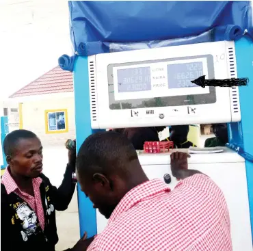  ?? Photo: Hamisu Muhammad ?? A filling station at Dakwa, near Dei-Dei in Abuja dispensing fuel at N230 per litre yesterday