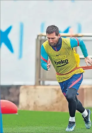  ??  ?? Messi esprinta en un ejercicio conjunto con Griezmann en el entrenamie­nto de ayer, con L