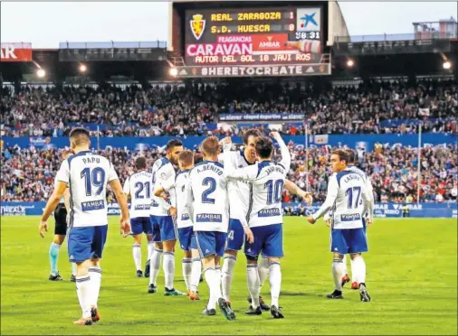  ??  ?? ALEGRÍA. Los jugadores del Real Zaragoza celebran el gol de Javi Ros en el partido de ayer.