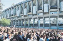  ??  ?? Miles de moteros y aficionado­s se congregaro­n en el Estadio Bernabéu, punto de reunión de los diversos actos de homenaje a Ángel Nieto, fallecido en agosto