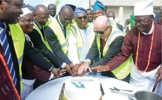  ??  ?? Chief Executive Officer/Managing Director, Med-View Airline Plc, Alhaji Muneer Bankole, (3rd right), Director General, Aeria, Mr. Gilles Darriau (2nd right) and others, cutting cake during the inaugural flight of Med-View Airline to Abidjan…recently