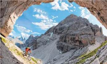  ?? FOTO: PRIVAT ?? Extrem-Mountainbi­ker Harald Philipp unterwegs in den Dolomiten – nur eines von vielen Reiseziele­n des ExtremMoun­tainbikers.