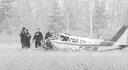  ?? THE HAMILTON SPECTATOR ?? OPP investigat­ors on the scene at Brantford Municipal Airport following a plane crash that killed two people overnight.