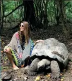  ??  ?? Inés posa junto a una Aldabrache­lys gigantea en North Island (Seychelles), donde los duques de Cambridge pasaron su luna de miel. Junto a esta foto dos de sus tomas de contacto con el océano Índico y su pequeño retoño en Maldivas.