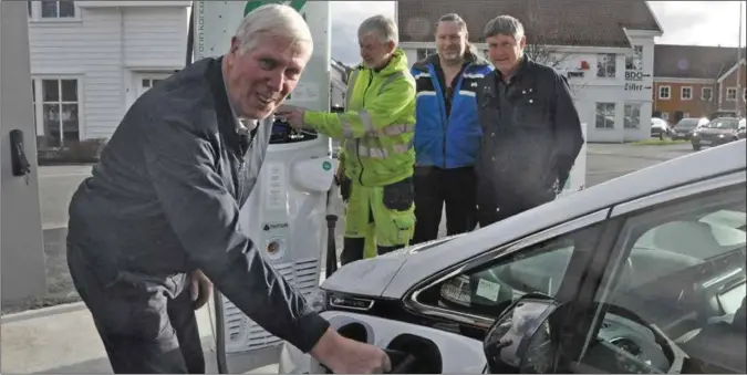  ??  ?? Ordfører Arnt Abrahamsen fyller strøm på el-bilen til havnefogd Tom Egil Ravndal. Bak sees montør fra Otera Ebbe Petersen, Tom Egil Ravndal og Sten Otto Tjørve.