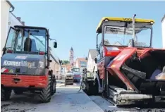  ?? Foto: Stefan Reinbold ?? Gestern wurde eine Asphaltsch­icht in der Karl-Mantel-Straße ausgebrach­t. Morgen wird die Straße wieder für den Verkehr freigegebe­n.