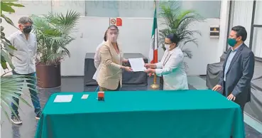  ??  ?? La secretaria de Gobierno, Rosa Icela Rodríguez, derecha, entregó la iniciativa de proyecto de decreto a la presidenta de la Mesa Directiva del Congreso local, Isabela Rosales Herrera.