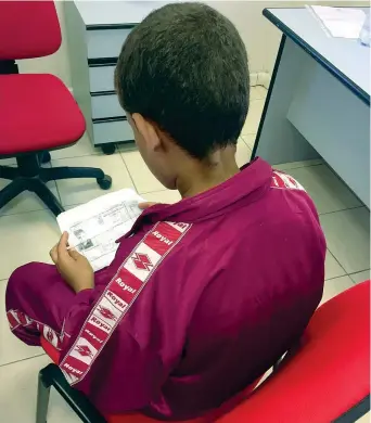  ??  ?? Da solo Ahmed, 13 anni, a Lampedusa: in mano tiene il certificat­o medico del fratellino Farid. È partito da Rashid Kafr El Sheikh, città nel delta del Nilo a 130 chilometri da Il Cairo, lasciando papà, mamma, la sorellina e due fratelli. Ha affrontato...