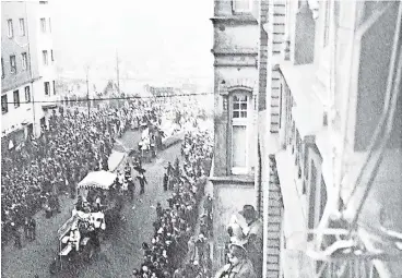  ??  ?? Vom Stresemann­platz aus führte der Zugweg vor 60 Jahren durch die Alte Stein- in Richtung Oststraße.