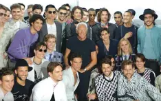  ?? [AP PHOTO] ?? Designer Giorgio Armani, center, poses with models at the end of the Armani men’s 2019 Spring-Summer collection, unveiled June 18 during the Fashion Week in Milan, Italy.