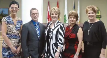  ??  ?? Les femmes sont en force au conseil de Saint- Quentin. Cette photo a été prise en 2014, après une élection. On y voit Josée Caron, Bertrand LeClerc, Nicole Somers ( mairesse), Martine Côté et Jocelyne Querry-Bossé. La conseillèr­e Marie- Josée Thériault...