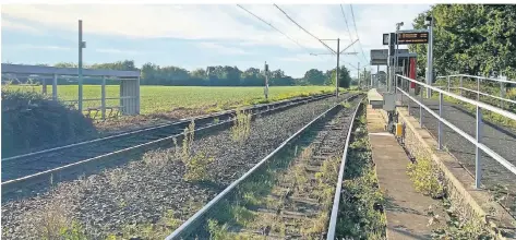  ?? FOTO: DOMINIK SCHNEIDER ?? Auf den landwirtsc­haftlichen Flächen entlang der Bahnlinie sollen Wohnungen und Häuser entstehen.