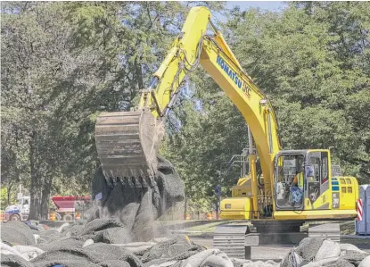  ?? ANTHONY VAZQUEZ/SUN-TIMES ?? Constructi­on crews tear up a field as work begins Aug. 16 on the Obama Presidenti­al Center in Jackson Park.