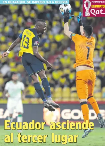  ?? ?? El ecuatorian­o Enner Valencia se eleva en procura del balón ante la salida del arquero boliviano Carlos Lampe, durante el partido disputado anoche en Guayaquil y que ganaron los locales 3-0.