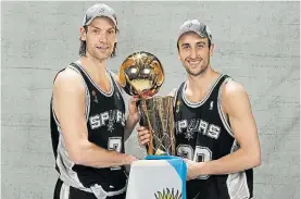  ?? GETTY ?? Dúo. Oberto y Ginóbili, con el trofeo ganado en 2007 con los Spurs.