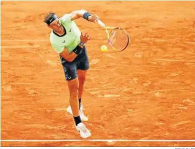  ?? YOAN VALAT / EFE ?? Rafa Nadal efectúa un buen saque en su partido contra Richard Gasquet en la segunda ronda de Roland Garros.