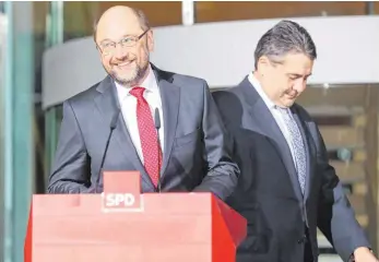  ?? FOTO: DPA ?? Ihm überlässt er den „Neuanfang“: Sigmar Gabriel (rechts) weicht für Martin Schulz (links).