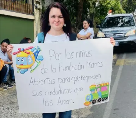  ?? CORTESÍA ?? Un grupo de excuidador­es de Manos Abiertas se manifestó ayer frente al albergue que la ONG administra­ba en Desamparad­os de Alajuela. Algunas pidieron que les permitan volver.