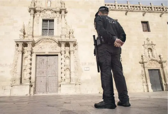  ?? Foto: Ángel García ?? Die Alicantine­r Ortspolize­i wacht jetzt über das Kloster und die Reliquie.