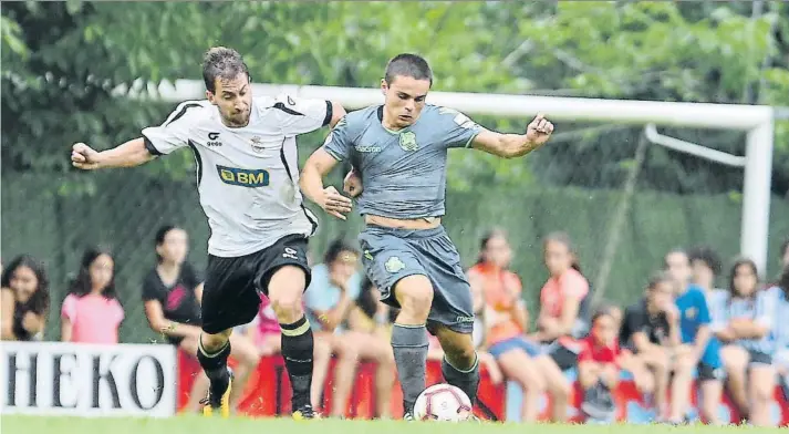  ?? FOTO: UNCITI ?? Luca Sangalli trata de conservar el balón durante una acción del encuentro de ayer entre la Real y el Real Unión