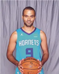  ??  ?? Tony Parker Hornets. se convirtió en factor importante en el triunfo de los