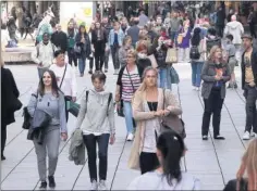  ??  ?? Imagen de ayer de varios ciudadanos de Stuttgart.