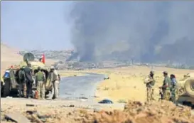  ?? REUTERS ?? Smoke rises as the Iraqi army and Popular Mobilizati­on Forces (PMF) clash with Islamic State militants in alAyadiya, northwest of Tal Afar, on Monday.