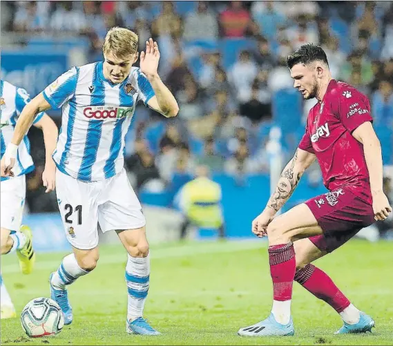  ?? FOTO: L. M. UNCITI ?? Derbi en peligro
Burke intenta frenar el avance de Odegaard en el partido de la primera vuelta del equipo albiazul frente al equipo donostiarr­a en el Reale Arena