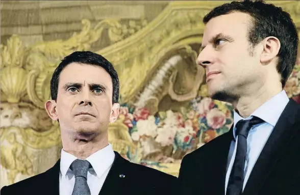  ?? PATRICK KOVARIK / AFP ?? Manuel Valls y Emmanuel Macron en febrero del 2016, cuando el primero era primer ministro y el segundo ministro de Economía