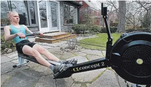  ?? CLIFFORD SKARSTEDT EXAMINER ?? Peterborou­gh Rowing Club junior rower Tim Luebke, 17, participat­es in the Four Nations One Minute Challenge on outside his home on Saturday.