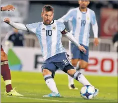  ??  ?? LÍDER. En el Barça y la selección de su país, Messi es indiscutib­le.