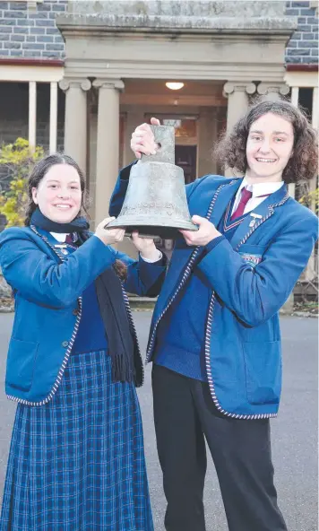  ?? Picture: PETER RISTEVSKI ?? LAST SEEN IN 2009: Kardinia Internatio­nal College students Max Whyte and Noemi Walton with the Bell Post Hill bell.