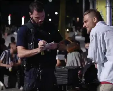  ?? FOTO: TARIQ MIKKEL KHAN ?? Både i Fælledpark­en og her Nørrebropa­rken i København skred politiet ind for at sikre, at coronarest­riktionern­e blev overholdt.