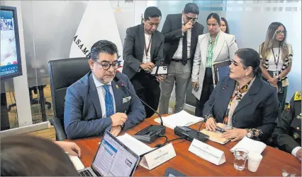  ?? TOMADO DEL MINISTERIO DEL INTERIOR ?? Escena. El presidente de la mesa de Participac­ión, Patricio Chávez, y la ministra Mónica Palencia.