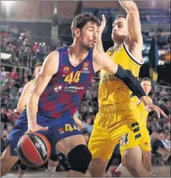  ??  ?? Ante Tomic intenta superar la defensa de Tyler Cavanaugh, del Alba.