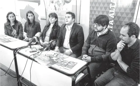  ?? AGENCIA PUNTA ALTA ?? Mariana Malvino (Diseño), Luján Irasoli, Mauricio Perín, Juan Chevalier y Andrés Pombo (Audiovisua­les), en rueda de prensa.