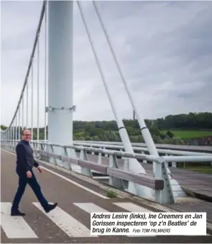  ?? Foto TOM PALMAERS ?? Andres Lesire (links), Ine Creemers en Jan Gorissen inspectere­n ‘op z’n Beatles’ de brug in Kanne.