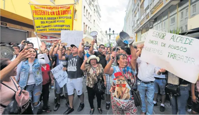  ?? ALONSO CHERO ?? Comerciant­es y la policía se enfrentaro­n en el cruce del Jirón de la Unión y Emancipaci­ón. Luego, los manifestan­tes se reunieron en el pasaje Olaya mientras una comitiva se dirigía a la Municipali­dad de Lima.