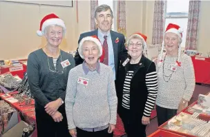  ??  ?? MP David Rutley with volunteers from the pop-up shop at Macclesfie­ld Library in 2014