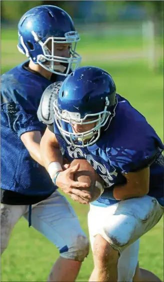  ?? TANIA BARRICKLO — DAILY FREEMAN ?? Rondout Valley quarterbac­k Matt Kelly hands off to Tyler Tomlin during a practice session last week.