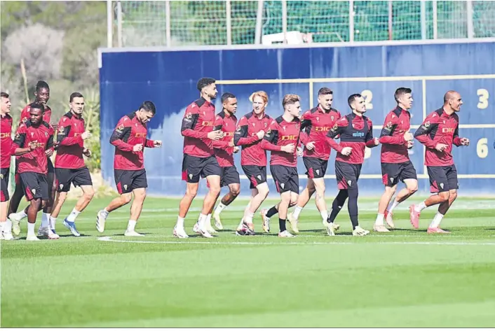  ?? ?? Jugadores del Cádiz hacen carrera continua durante un entrenamie­nto en El Rosal.