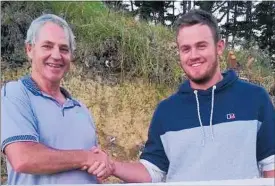  ?? PICTURE / SUPPLIED ?? Bob Shirley congratula­tes Ben Kennedy for winning the men’s open at Houhora on Saturday.