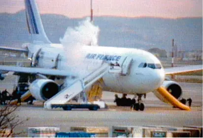  ??  ?? Aéroport de Marignane, le 26 décembre 1994, à 17h12 : Denis Favier, commandant du GIGN, donne le signal de l’assaut. Le Groupe islamiste armé menace alors la vie de 229 personnes à bord de l’Airbus d’Air France. L’opération est diffusée en direct, sur...