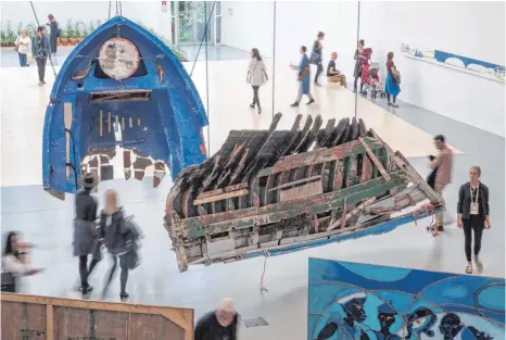  ?? FOTOS (2): BORIS ROESSLER ?? Guillermo Galindo hat für seine Installati­on Wracks von Flüchtling­sbooten von der griechisch­en Küste verwendet.