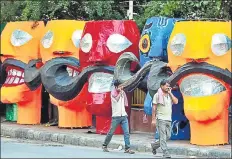  ?? PTI ?? Effigies of Ravana are lined up on Delhi’s streets on Wednesday ahead of Dussehra.