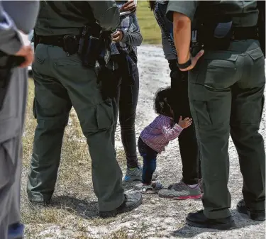  ?? Salwan Georges / The Washington Post ?? Karina López y su hija de un año fueron detenidas en junio por agentes de la Patrulla Fronteriza de Estados Unidos cerca de la ciudad de McAllen, en Texas.