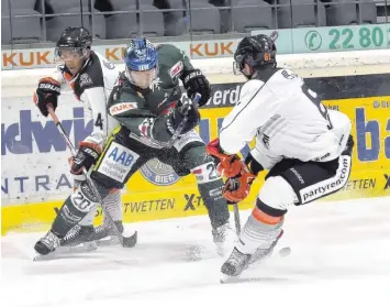  ?? Foto: Siegfried Kerpf ?? Bretton Stamler (Mitte) und seine Kollegen hatten es nicht leicht im Testspiel. Erst in der Verlängeru­ng brachten die Augsburger schließlic­h den Sieg unter Dach und Fach.