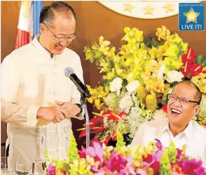  ??  ?? President Aquino shares a light moment with World Bank Group President Jim Yong Kim during the luncheon for the Daylight Dialogue: The Good Governance Challenge at Malacañang yesterday.
