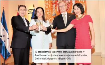  ??  ?? El presidente y la primera dama Juan Orlando y Ana Hernández junto a los embajadore­s de España, Guillermo Kirkpatric­k y Naomi Ohki